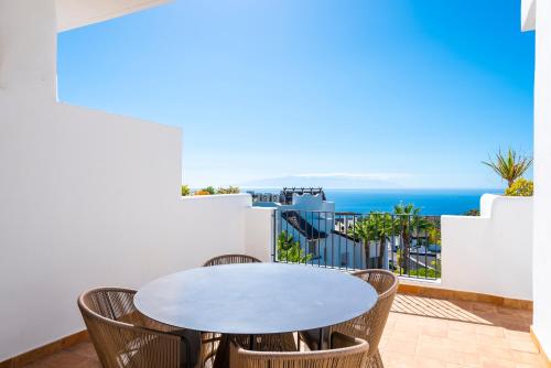 Suite de 1 dormitorio con vistas parciales al mar del hotel Las Terrazas De Abama Suites. Foto 12