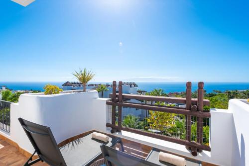 Suite de 1 dormitorio con vistas parciales al mar del hotel Las Terrazas De Abama Suites. Foto 13