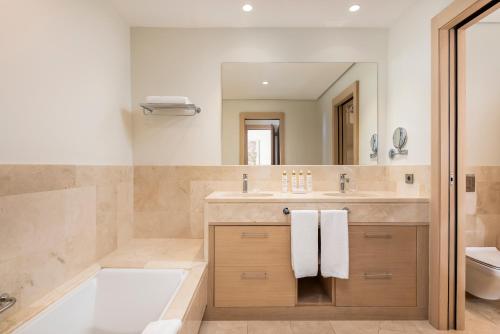 Suite de 1 dormitorio con vistas parciales al mar del hotel Las Terrazas De Abama Suites. Foto 14