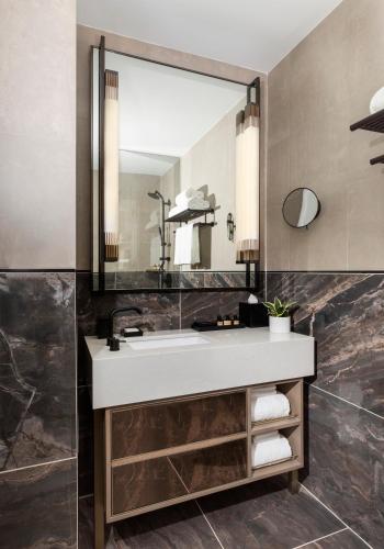 Habitación Deluxe con cama extragrande del hotel Thompson Central Park - New York. Foto 3