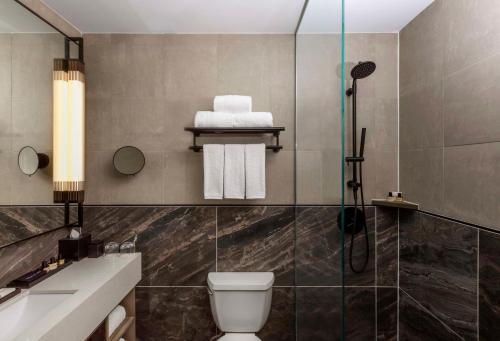 Habitación con cama extragrande. del hotel Thompson Central Park - New York. Foto 1