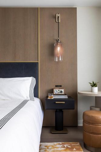 Habitación con cama extragrande y bañera adaptada - Adaptada para personas de movilidad reducida del hotel Thompson Central Park - New York. Foto 3