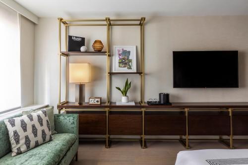 Habitación con cama extragrande y bañera adaptada - Adaptada para personas de movilidad reducida del hotel Thompson Central Park - New York. Foto 4