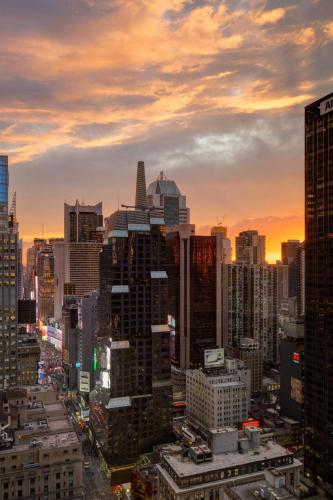 Habitación Premier con vistas a la ciudad - 2 camas dobles - Planta superior del hotel Sheraton New York Times Square. Foto 3
