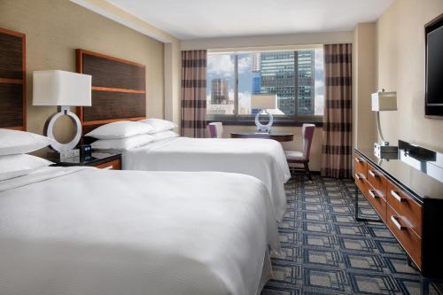 Habitación Doble Tradicional adaptada para personas con discapacidad auditiva y movilidad reducida con bañera adaptada - 2 camas dobles del hotel Sheraton New York Times Square. Foto 1