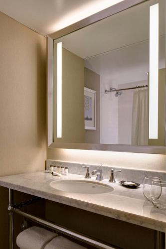 Habitación Doble tradicional con ducha accesible en silla de ruedas - 2 camas dobles - Adaptada para personas con movilidad reducida del hotel Sheraton New York Times Square. Foto 3