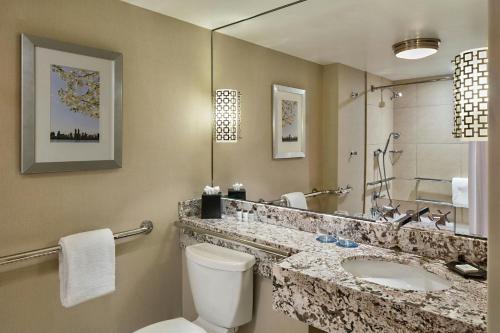 Habitación Superior con cama extragrande y bañera adaptada para personas de movilidad reducida y con discapacidad auditiva - Planta alta del hotel Sheraton New York Times Square. Foto 2