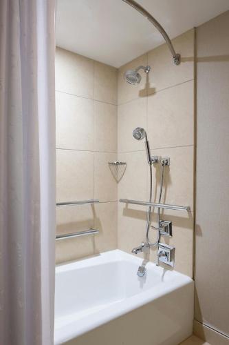 Habitación Superior con cama extragrande y bañera adaptada para personas de movilidad reducida y con discapacidad auditiva - Planta alta del hotel Sheraton New York Times Square. Foto 4