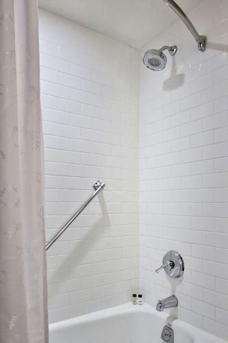 Habitación Superior con cama extragrande y bañera adaptada para personas de movilidad reducida y con discapacidad auditiva - Planta alta del hotel Sheraton New York Times Square. Foto 5