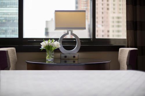 Habitación Doble Tradicional adaptada para personas con discapacidad auditiva y movilidad reducida con bañera adaptada - 2 camas dobles del hotel Sheraton New York Times Square