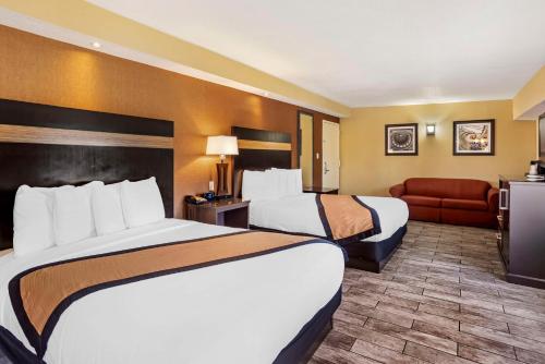 Family Room with Two Queen Beds and One Bunk Bed - Non - Smoking del hotel Best Western Plus Newark Airport West. Foto 1