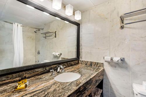 Family Room with Two Queen Beds and One Bunk Bed - Non - Smoking del hotel Best Western Plus Newark Airport West. Foto 5