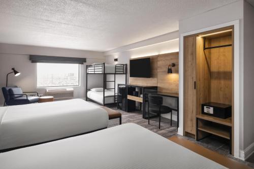 Family Room with Two Queen Beds and One Bunk Bed - Non - Smoking del hotel Best Western Plus Newark Airport West. Foto 6