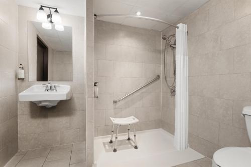 Habitación con ducha a ras de suelo, adaptada para personas de movilidad reducida - 1 cama extragrande - No fumadores del hotel Best Western Plus Newark Airport West. Foto 10