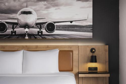 Habitación - No fumadores - Cama grande del hotel Best Western Plus Newark Airport West. Foto 9