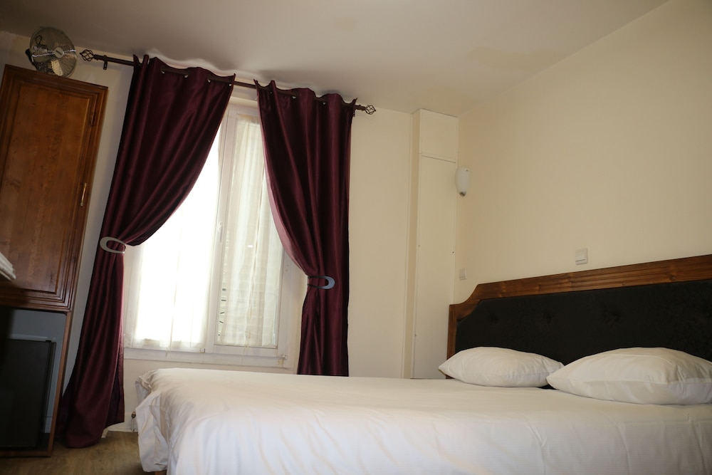 Habitación estándar con 2 camas individuales del hotel Grand Hotel de Clermont. Foto 8