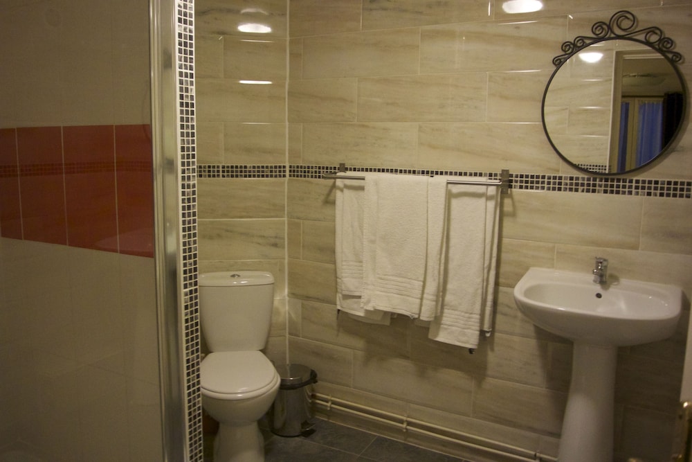 Habitación triple 3 camas individuales del hotel Grand Hotel de Clermont. Foto 9
