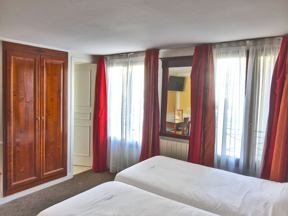 Habitación con 2 camas individuales del hotel Touring. Foto 1