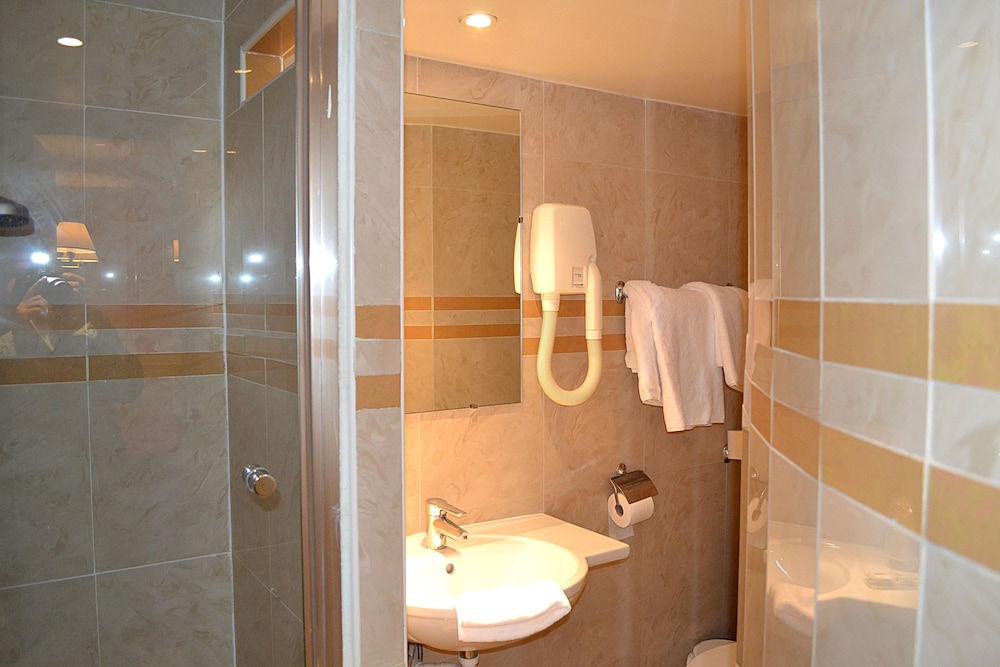 Habitación individual del hotel Touring. Foto 1