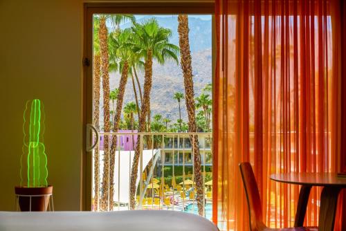 Habitación con vistas a la piscina - 1 cama extragrande del hotel The Saguaro Palm Springs. Foto 1