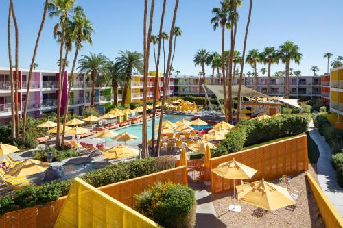 2 camas grandes con vistas a la piscina del hotel The Saguaro Palm Springs. Foto 5