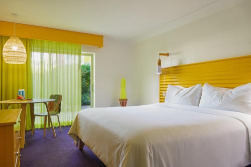 Habitación con cama extragrande y ducha a ras de suelo - Adaptada para personas con movilidad reducida del hotel The Saguaro Palm Springs. Foto 1