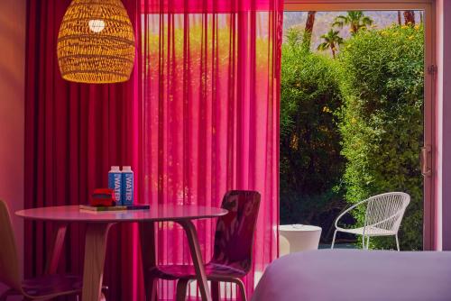 Habitación con cama extragrande y ducha a ras de suelo - Adaptada para personas con movilidad reducida del hotel The Saguaro Palm Springs. Foto 5