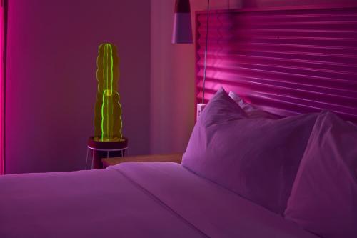 Habitación Doble adaptada para personas con movilidad reducida del hotel The Saguaro Palm Springs. Foto 3