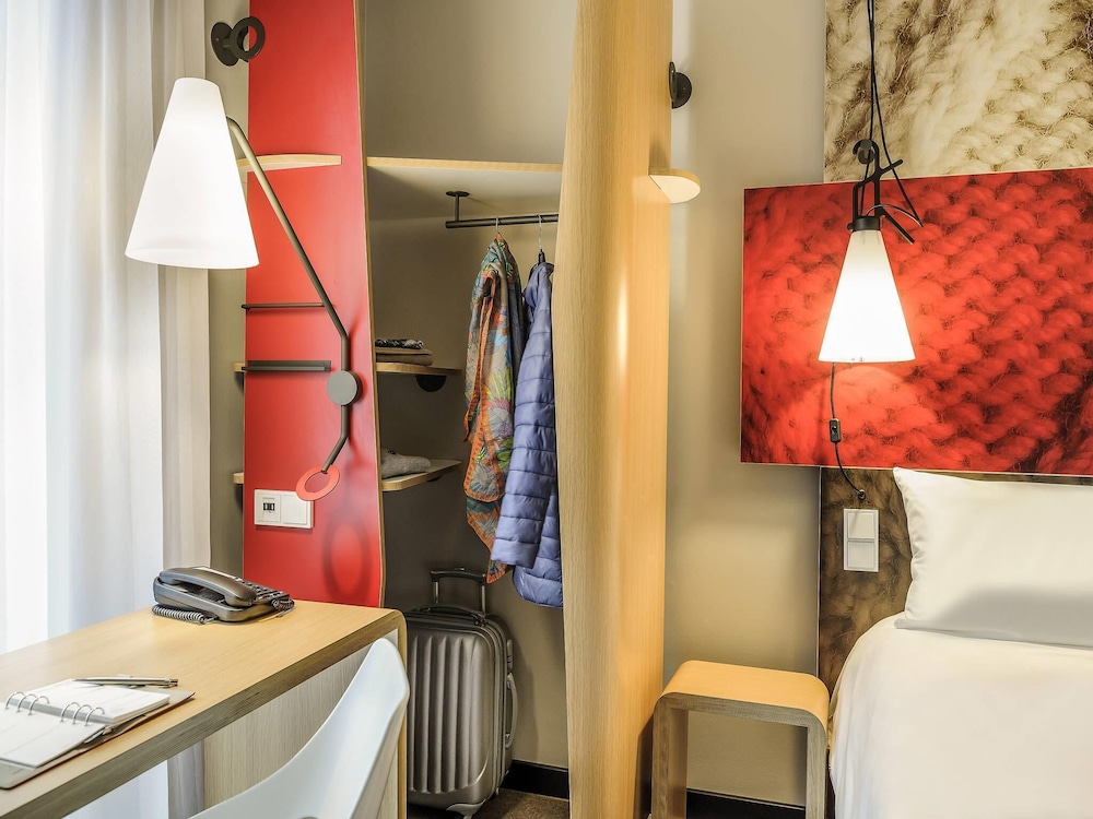 Habitación con 2 camas individuales equipada con la nueva ropa de cama del hotel Ibis Berlin Hauptbahnhof. Foto 5