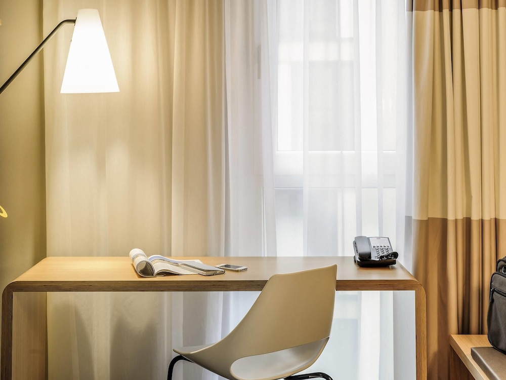 Habitación premium con cama doble, hervidor de agua y sofá cama del hotel Ibis Berlin Hauptbahnhof. Foto 3