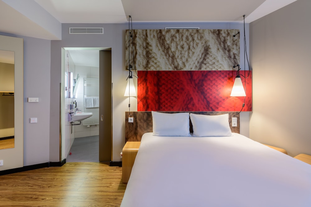 Habitaciones para huéspedes con movilidad reducida del hotel Ibis Berlin Hauptbahnhof. Foto 1