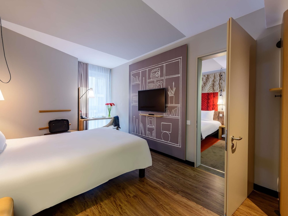 Habitaciones para huéspedes con movilidad reducida del hotel Ibis Berlin Hauptbahnhof. Foto 6