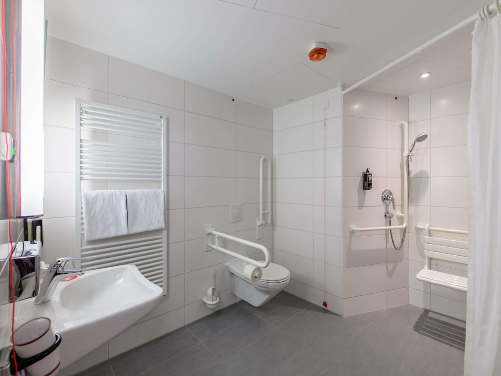 Habitaciones para huéspedes con movilidad reducida del hotel Ibis Berlin Hauptbahnhof. Foto 7