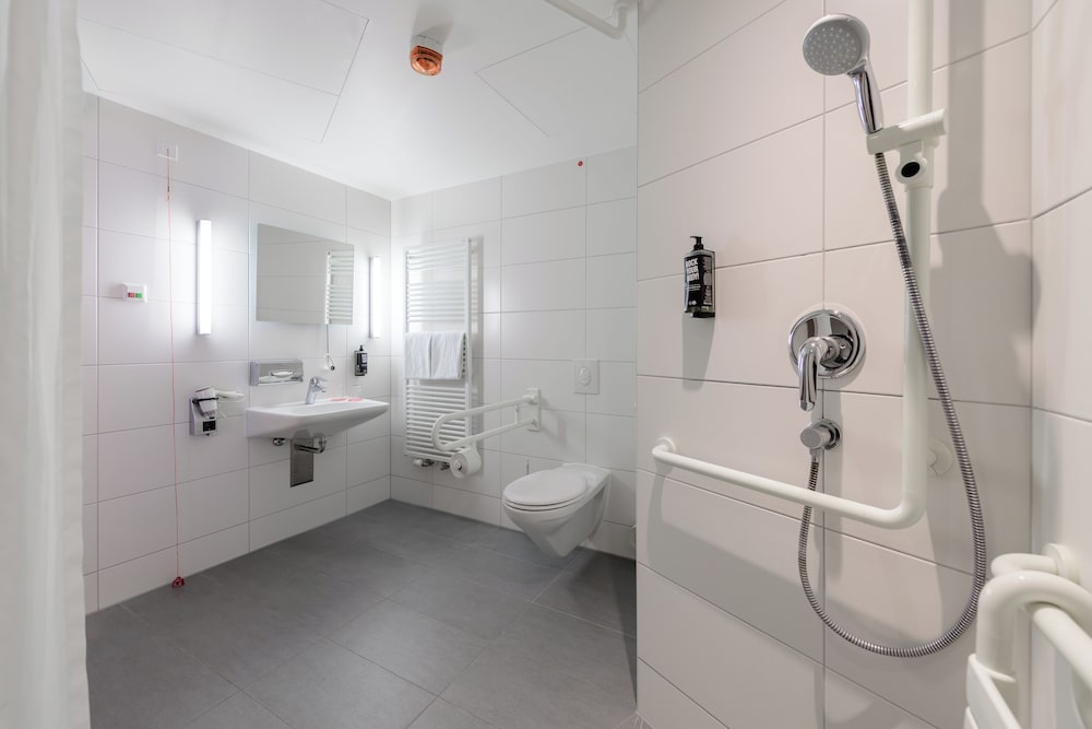 Habitaciones para huéspedes con movilidad reducida del hotel Ibis Berlin Hauptbahnhof. Foto 10