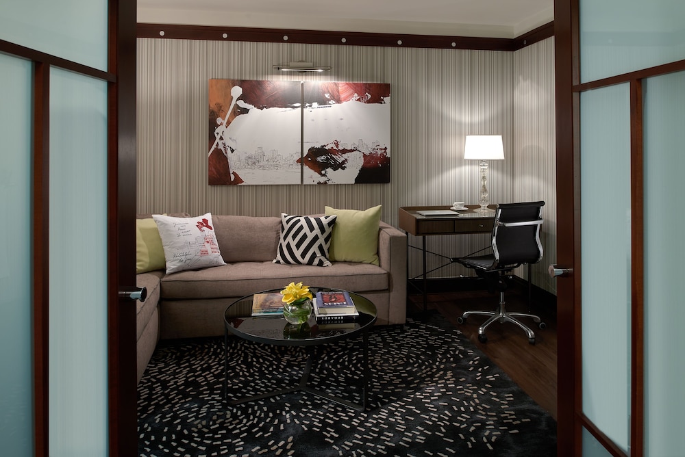 SUITE DE LUJO DE 1 DORMITORIO, 1 Cama King, Salón Independiente con Sofá Cama, 45 m² - 490 ft² del hotel Sofitel Philadelphia At Rittenhouse Square. Foto 8