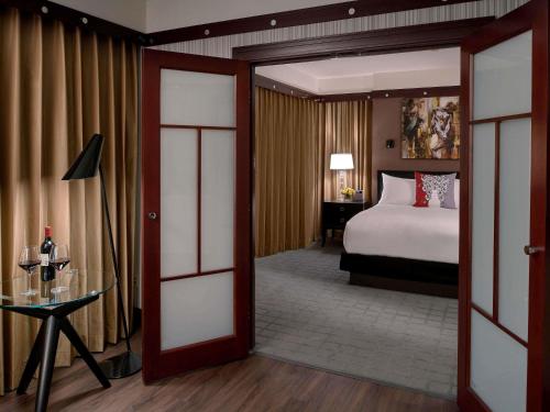 SUITE DE LUJO DE 1 DORMITORIO, 1 Cama King, ACCESIBLE, DUCHA A RASO, SOFÁ CAMA, 45 m² 490 ft² del hotel Sofitel Philadelphia At Rittenhouse Square. Foto 4