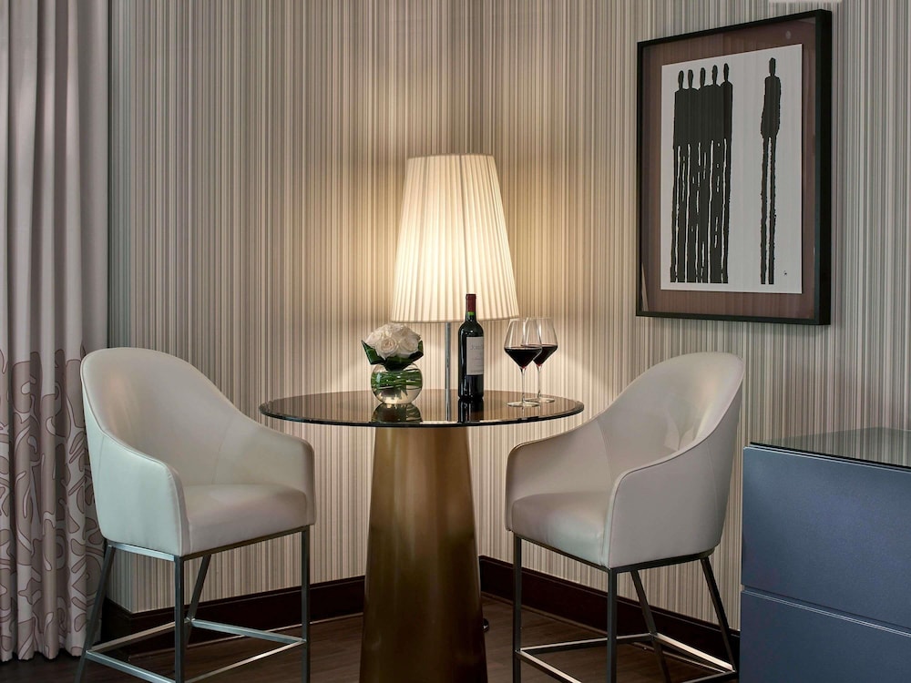 HABITACIÓN DE LUJO, Planta Alta, 1 Cama King, Plantas 12 - 14, 32 m² - 350 ft² del hotel Sofitel Philadelphia At Rittenhouse Square. Foto 3