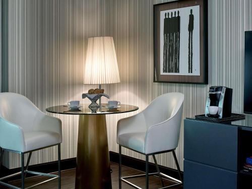 HABITACIÓN SUPERIOR, 1 Cama King, ACCESIBLE, DUCHA A RASO, PLANTAS 4 - 11, 32 m² 350 ft² del hotel Sofitel Philadelphia At Rittenhouse Square. Foto 1