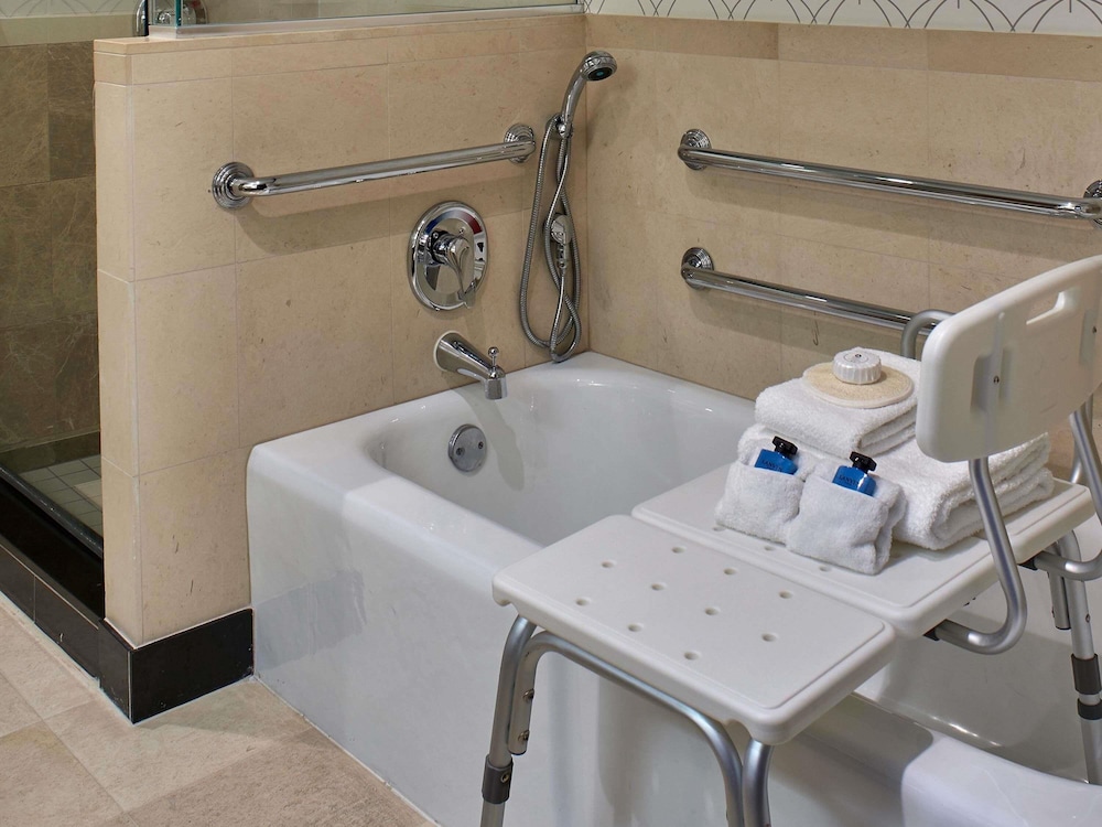 Suite de Lujo de 1 Dormitorio, 1 Cama King, Accesible para Movilidad, Bañera con Barandillas, Sofá Cama, 45 m² - 490 pies² del hotel Sofitel Philadelphia At Rittenhouse Square. Foto 5