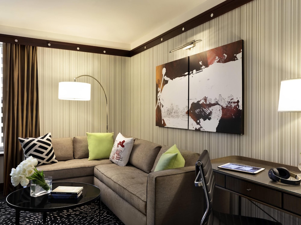 SUITE DE LUJO DE 1 DORMITORIO, 1 Cama King, ACCESIBLE, BAÑERA CON BARRAS DE APOYO, SOFÁ CAMA, 45 m² 490 ft² del hotel Sofitel Philadelphia At Rittenhouse Square. Foto 2