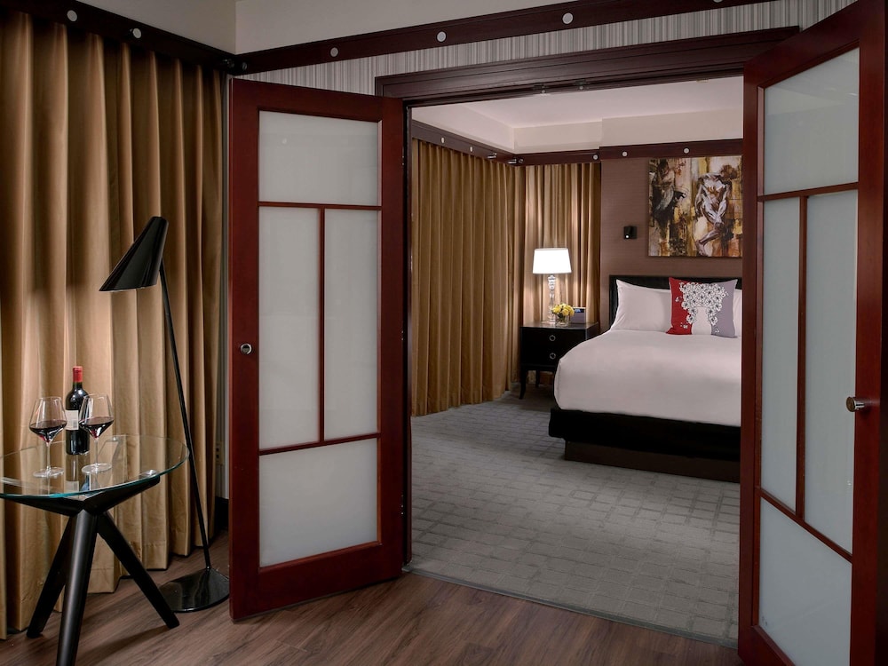 SUITE SIGNATURE DE 1 DORMITORIO 1 Cama King ACCESIBLE, DUCHA A RASO, SOFÁ CAMA 45 m² 490 ft² del hotel Sofitel Philadelphia At Rittenhouse Square. Foto 2
