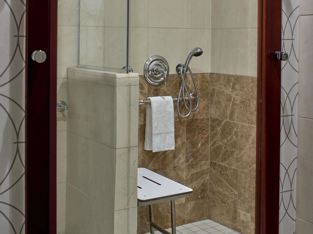 SUITE SIGNATURE DE 1 DORMITORIO 1 Cama King ACCESIBLE, DUCHA A RASO, SOFÁ CAMA 45 m² 490 ft² del hotel Sofitel Philadelphia At Rittenhouse Square. Foto 4