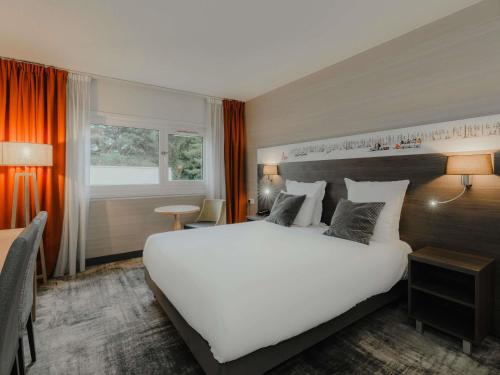 Classic Room with One Double Bed and Twin Beds del hotel Mercure Annecy Sur. Foto 4