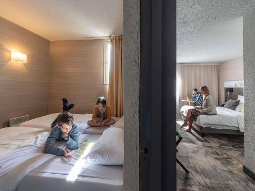 Classic Room with One Double Bed and Twin Beds del hotel Mercure Annecy Sur. Foto 6