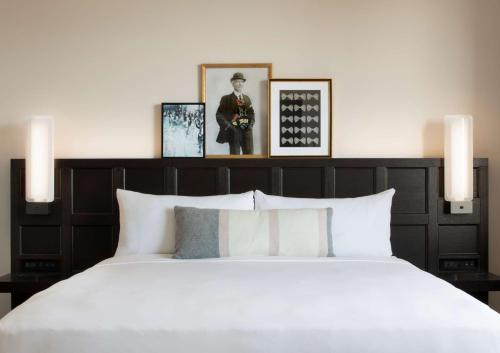 Suite Junior con cama extragrande y ducha accesible en silla de ruedas - Adaptada para personas con movilidad reducida/discapacidad auditiva del hotel The Clift Royal Sonesta San Francisco