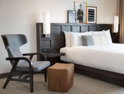 Suite Junior con cama extragrande y ducha accesible en silla de ruedas - Adaptada para personas con movilidad reducida/discapacidad auditiva del hotel The Clift Royal Sonesta San Francisco. Foto 1