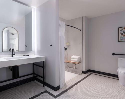 Suite Junior con cama extragrande y ducha accesible en silla de ruedas - Adaptada para personas con movilidad reducida/discapacidad auditiva del hotel The Clift Royal Sonesta San Francisco. Foto 2