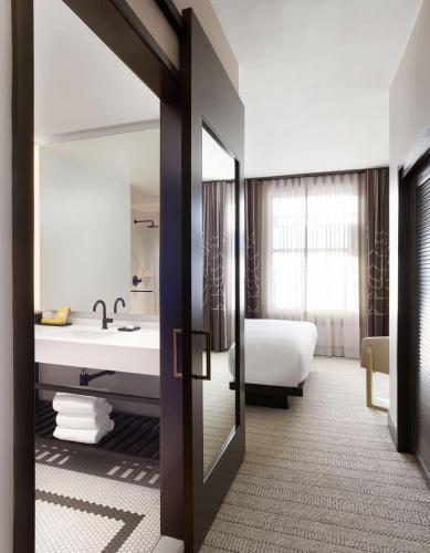 Suite Junior con cama extragrande y ducha accesible en silla de ruedas - Adaptada para personas con movilidad reducida/discapacidad auditiva del hotel The Clift Royal Sonesta San Francisco. Foto 3