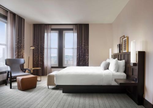 Suite Junior con cama extragrande y ducha accesible en silla de ruedas - Adaptada para personas con movilidad reducida/discapacidad auditiva del hotel The Clift Royal Sonesta San Francisco. Foto 4