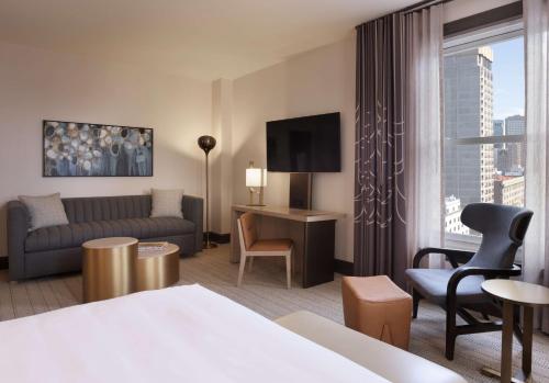 Suite Junior con cama extragrande y ducha accesible en silla de ruedas - Adaptada para personas con movilidad reducida/discapacidad auditiva del hotel The Clift Royal Sonesta San Francisco. Foto 5